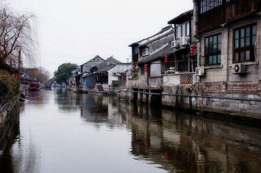 吵架也能赚钱，张兰直播间爆火，麻六记酸辣粉为什么能得到大众的支持？